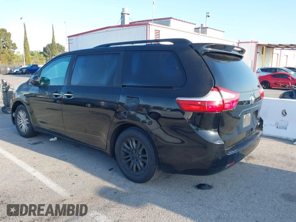2017 Toyota Sienna XLE Auto Access Seat z VIN 5TDYZ3DC0HS876848, wystawiony jako IAAI lot #42141322 z przebiegiem 111 251 mil mil oraz . Historia ofert i sprzedaży dostępna na DreamBid. Obrazek 3.