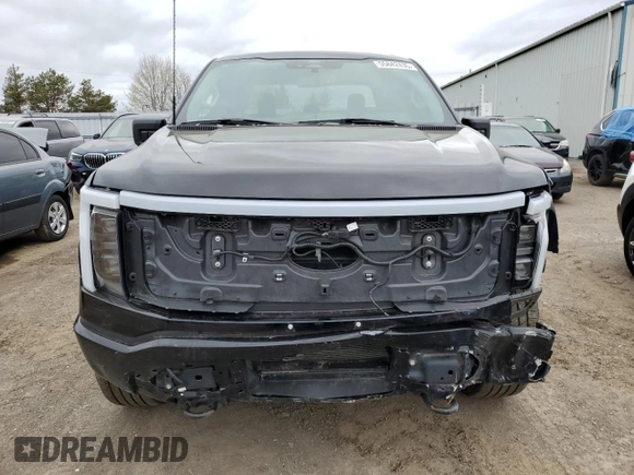 2024 Ford F-150 Lightning XLT z VIN 1FTVW3LK0RWG05326, wystawiony jako Copart lot #55842435 z przebiegiem 23 914 mil mil oraz Czysty tytuł • Clean title. Historia ofert i sprzedaży dostępna na DreamBid. Obrazek 5.