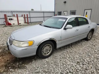 1998 Lincoln Town Car Cartier z VIN 1LNFM83W6WY649580, wystawiony jako Copart lot #59198865 z przebiegiem 253 735 mil mil oraz Czysty tytuł • Clean title. Historia ofert i sprzedaży dostępna na DreamBid. Obrazek 1.