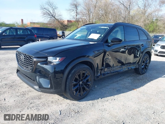 2025 Mazda CX-90 Premium Sport z VIN JM3KKCHD3S1218675, wystawiony jako IAAI lot #41971539 z przebiegiem Nie podano mil oraz . Historia ofert i sprzedaży dostępna na DreamBid. Obrazek 2.