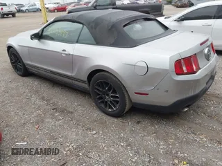 2012 Ford Mustang V6 z VIN 1ZVBP8EM4C5273218, wystawiony jako IAAI lot #42253497 z przebiegiem 175 676 mil mil oraz . Historia ofert i sprzedaży dostępna na DreamBid. Obrazek 3.