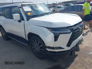 2024 Lexus GX 550 Luxury z VIN JTJVBCDX3R5013010, wystawiony jako IAAI lot #42298207 z przebiegiem 3 589 mil mil oraz . Historia ofert i sprzedaży dostępna na DreamBid. Obrazek 19.