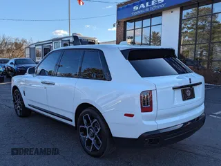 2022 Rolls-Royce Cullinan Black Badge z VIN SLATV8C02NU212169, wystawiony jako Copart lot #45190395 z przebiegiem 5 245 mil mil oraz Czysty tytuł • Clean title. Historia ofert i sprzedaży dostępna na DreamBid. Obrazek 3.