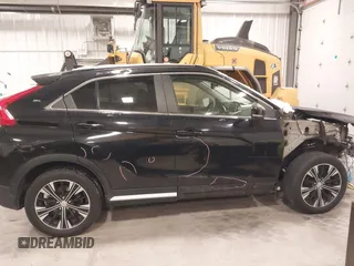 2018 Mitsubishi Eclipse Cross SE z VIN JA4AT5AA8JZ068425, wystawiony jako IAAI lot #41333765 z przebiegiem 64 000 mil mil oraz . Historia ofert i sprzedaży dostępna na DreamBid. Obrazek 13.