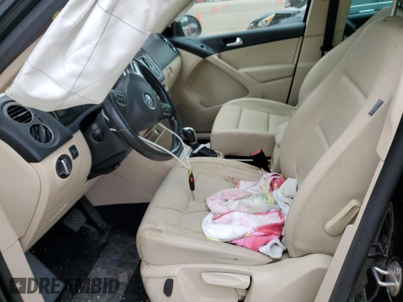 2013 Volkswagen Tiguan SE z VIN WVGAV7AXXDW523728, wystawiony jako Copart lot #64116173 z przebiegiem 116 336 mil mil oraz Szkoda całkowita • Salvage title. Historia ofert i sprzedaży dostępna na DreamBid. Obrazek 7.