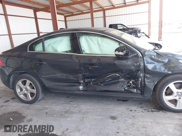 2013 Volvo S60 T5 Premier z VIN YV1612FS0D1216596, wystawiony jako IAAI lot #42311635 z przebiegiem 125 512 mil mil oraz . Historia ofert i sprzedaży dostępna na DreamBid. Obrazek 6.