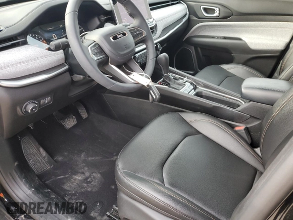 2024 Jeep Compass Latitude Lux z VIN 3C4NJDFN1RT130236, wystawiony jako Copart lot #51159065 z przebiegiem 9 678 mil mil oraz Szkoda całkowita • Salvage title. Historia ofert i sprzedaży dostępna na DreamBid. Obrazek 7.