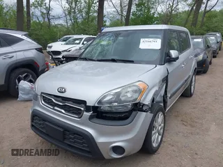 2013 Kia Soul + z VIN KNDJT2A63D7761273, wystawiony jako IAAI lot #42166793 z przebiegiem 134 647 mil mil oraz . Historia ofert i sprzedaży dostępna na DreamBid. Obrazek 17.