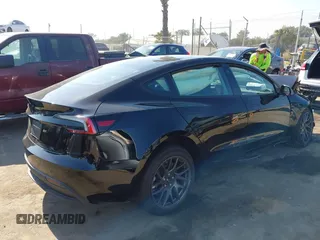 2025 Tesla Model 3 Long Range z VIN 5YJ3E1EA3SF981743, wystawiony jako IAAI lot #42352588 z przebiegiem Nie podano mil oraz . Historia ofert i sprzedaży dostępna na DreamBid. Obrazek 4.
