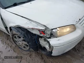 1999 Toyota Camry LE z VIN 4T1BF28K4XU931902, wystawiony jako IAAI lot #41707824 z przebiegiem 171 224 mil mil oraz . Historia ofert i sprzedaży dostępna na DreamBid. Obrazek 6.