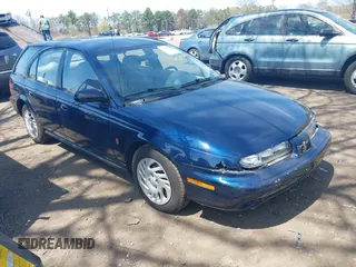 1999 Saturn SW z VIN 1G8ZK8274XZ254806, wystawiony jako IAAI lot #42105064 z przebiegiem 20 186 mil mil oraz . Historia ofert i sprzedaży dostępna na DreamBid. Obrazek 1.