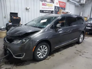2017 Chrysler Pacifica Touring L z VIN 2C4RC1BGXHR753504, wystawiony jako IAAI lot #41330337 z przebiegiem 103 403 mil mil oraz . Historia ofert i sprzedaży dostępna na DreamBid. Obrazek 2.