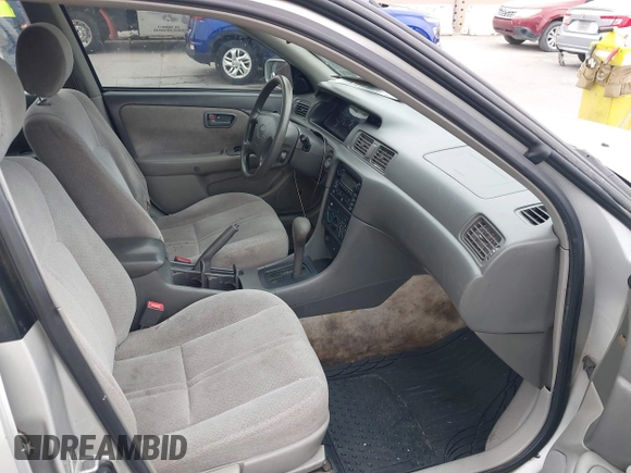 2001 Toyota Camry LE z VIN 4T1BF22K61U126600, wystawiony jako IAAI lot #42175093 z przebiegiem 294 276 mil mil oraz . Historia ofert i sprzedaży dostępna na DreamBid. Obrazek 5.