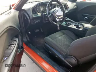 2016 Dodge Challenger SXT Plus z VIN 2C3CDZAG6GH306583, wystawiony jako Copart lot #55826495 z przebiegiem 135 391 mil mil oraz Szkoda całkowita • Salvage title. Historia ofert i sprzedaży dostępna na DreamBid. Obrazek 8.