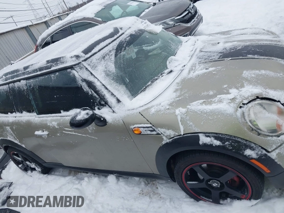 2011 MINI Clubman z VIN WMWZF3C51BTX82001, wystawiony jako IAAI lot #41310574 z przebiegiem 109 520 mil mil oraz . Historia ofert i sprzedaży dostępna na DreamBid. Obrazek 14.