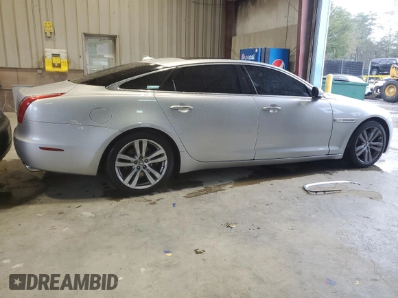 2013 Jaguar XJ Portfolio z VIN SAJWJ2GD6D8V44717, wystawiony jako Copart lot #52340635 z przebiegiem 120 560 mil mil oraz Szkody całkowita. Historia ofert i sprzedaży dostępna na DreamBid. Obrazek 3.