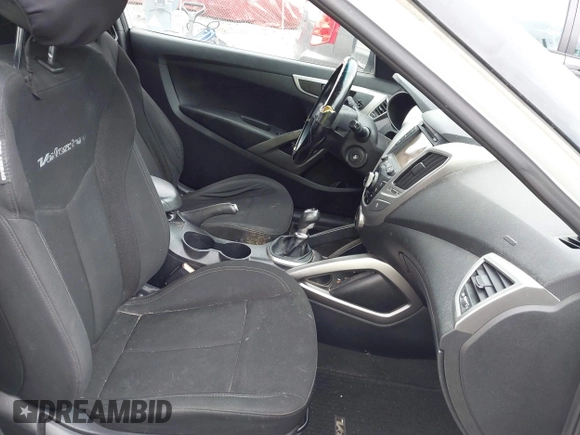 2013 Hyundai Veloster w/Black Int с VIN KMHTC6AD9DU155259, выставлен на аукционе IAAI как лот 42361365 с пробегом 261 896 миль миль и . История ставок и продаж доступна на DreamBid. Изображение 5.