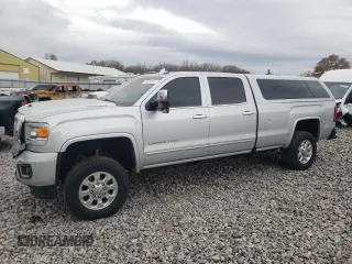 2018 GMC Sierra 3500HD Denali z VIN 1GT42YEY5JF193270, wystawiony jako Copart lot #77419214 z przebiegiem 141 415 mil mil oraz Szkody całkowita. Historia ofert i sprzedaży dostępna na DreamBid. Obrazek 1.