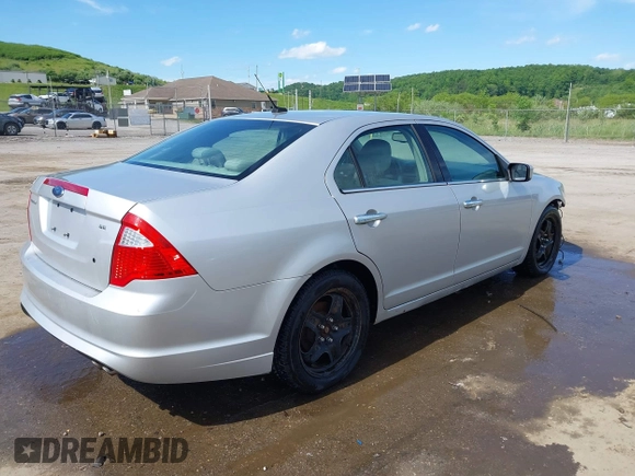 2010 Ford Fusion SE z VIN 3FAHP0HA6AR238485, wystawiony jako IAAI lot #42237682 z przebiegiem 147 260 mil mil oraz . Historia ofert i sprzedaży dostępna na DreamBid. Obrazek 4.