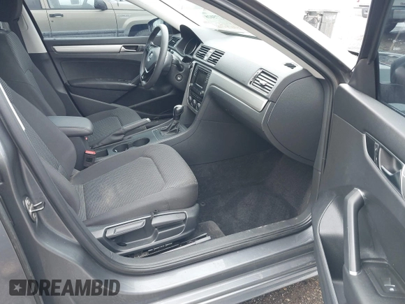 2017 Volkswagen Passat S z VIN 1VWAT7A3XHC071775, wystawiony jako IAAI lot #41775028 z przebiegiem 58 945 mil mil oraz . Historia ofert i sprzedaży dostępna na DreamBid. Obrazek 5.