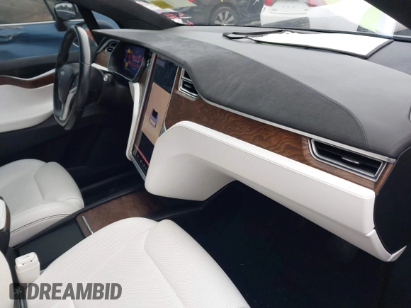 2016 Tesla Model X 70D z VIN 5YJXCAE2XGF014165, wystawiony jako IAAI lot #41474490 z przebiegiem 112 967 mil mil oraz . Historia ofert i sprzedaży dostępna na DreamBid. Obrazek 5.