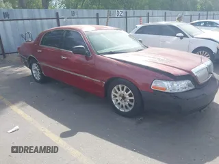 2006 Lincoln Town Car Signature z VIN 1LNHM81VX6Y635829, wystawiony jako IAAI lot #42212464 z przebiegiem 222 131 mil mil oraz . Historia ofert i sprzedaży dostępna na DreamBid. Obrazek 1.