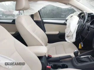 2015 Volkswagen Jetta Sedan Hybrid SEL Premium with VIN 3VW637AJXFM314288, listed as a IAAI auction lot 41715001 with 152,484 mi miles. Bid and sale history available at carsss.com. Image 5.