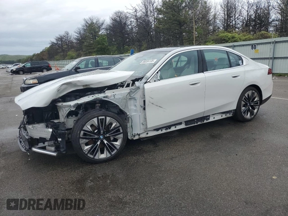 2024 BMW 5 Series 530i xDrive z VIN WBA53FJ05RCP95117, wystawiony jako Copart lot #56534135 z przebiegiem 14 831 mil mil oraz Szkoda całkowita • Salvage title. Historia ofert i sprzedaży dostępna na DreamBid. Obrazek 1.