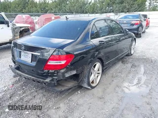 2014 Mercedes-Benz C 250 Sport z VIN WDDGF4HB0EA966267, wystawiony jako IAAI lot #42133802 z przebiegiem 62 494 mil mil oraz . Historia ofert i sprzedaży dostępna na DreamBid. Obrazek 4.