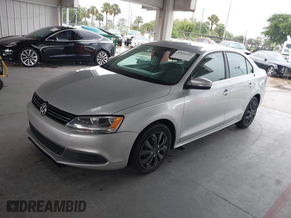 2013 Volkswagen Jetta SE z VIN 3VWDP7AJ6DM413781, wystawiony jako IAAI lot #42632312 z przebiegiem 153 273 mil mil oraz . Historia ofert i sprzedaży dostępna na DreamBid. Obrazek 2.