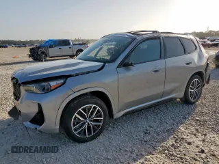 2025 BMW X1 xDrive28i z VIN WBX73EF0XS5058247, wystawiony jako Copart lot #58790225 z przebiegiem Nie podano mil oraz Szkoda całkowita • Salvage title. Historia ofert i sprzedaży dostępna na DreamBid. Obrazek 1.