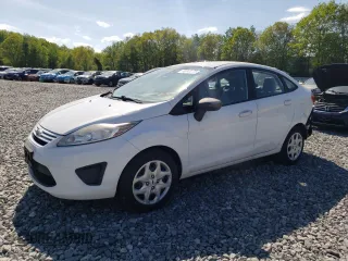 2013 Ford Fiesta S z VIN 3FADP4AJ3DM173547, wystawiony jako Copart lot #56740275 z przebiegiem 63 223 mil mil oraz Czysty tytuł • Clean title. Historia ofert i sprzedaży dostępna na DreamBid. Obrazek 1.