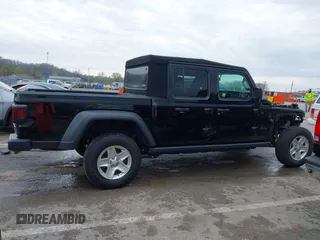 2020 Jeep Gladiator Sport S с VIN 1C6HJTAG8LL122726, выставлен на аукционе IAAI как лот 41886929 с пробегом 82 473 миль миль и . История ставок и продаж доступна на DreamBid. Изображение 14.
