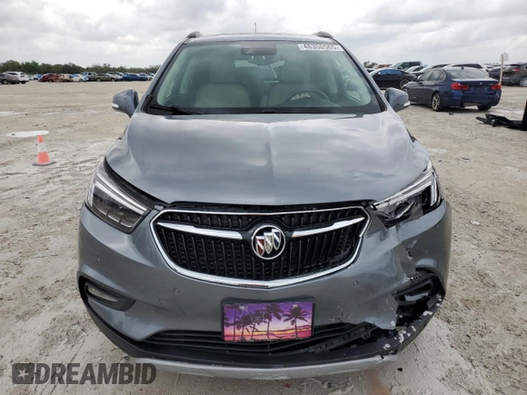 2020 Buick Encore Essence z VIN KL4CJGSB6LB047540, wystawiony jako Copart lot #48350565 z przebiegiem 40 156 mil mil oraz Nie do naprawy. Historia ofert i sprzedaży dostępna na DreamBid. Obrazek 5.