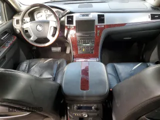 2011 Cadillac Escalade ESV Premium z VIN 1GYS4JEF3BR136731, wystawiony jako Copart lot #44778125 z przebiegiem 106 489 mil mil oraz Czysty tytuł • Clean title. Historia ofert i sprzedaży dostępna na DreamBid. Obrazek 8.