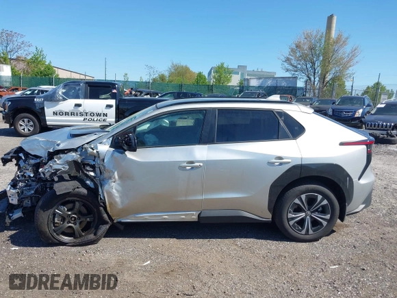 2024 Toyota bZ4X XLE z VIN JTMABACA3RA087070, wystawiony jako IAAI lot #42135035 z przebiegiem 17 498 mil mil oraz . Historia ofert i sprzedaży dostępna na DreamBid. Obrazek 14.