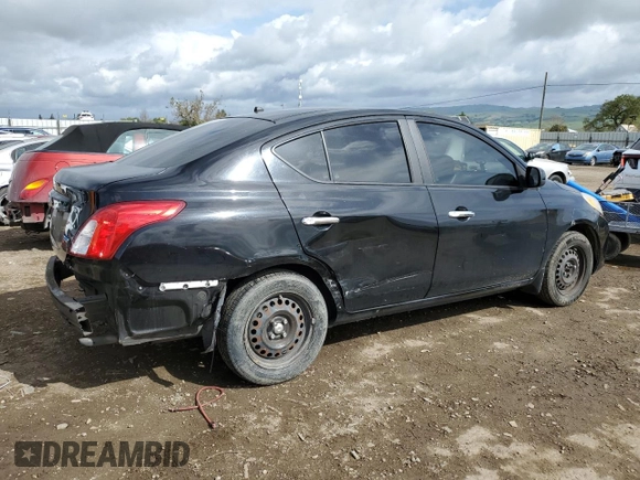 2012 Nissan Versa SV z VIN 3N1CN7AP0CL913015, wystawiony jako Copart lot #50840215 z przebiegiem 105 634 mil mil oraz Szkoda całkowita • Salvage title. Historia ofert i sprzedaży dostępna na DreamBid. Obrazek 3.