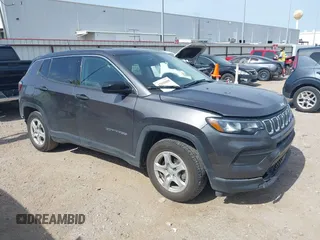 2022 Jeep Compass Sport z VIN 3C4NJCAB8NT205399, wystawiony jako IAAI lot #42830808 z przebiegiem 51 126 mil mil oraz . Historia ofert i sprzedaży dostępna na DreamBid. Obrazek 1.