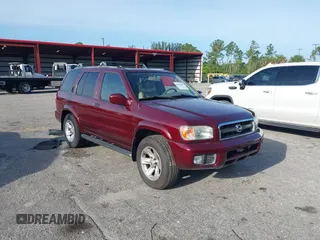 2002 Nissan Pathfinder SE z VIN JN8DR09Y82W701017, wystawiony jako IAAI lot #42378689 z przebiegiem 130 245 mil mil oraz . Historia ofert i sprzedaży dostępna na DreamBid. Obrazek 1.