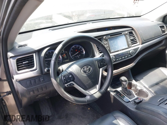 2015 Toyota Highlander XLE z VIN 5TDKKRFH8FS050848, wystawiony jako IAAI lot #42279034 z przebiegiem 101 053 mil mil oraz . Historia ofert i sprzedaży dostępna na DreamBid. Obrazek 20.
