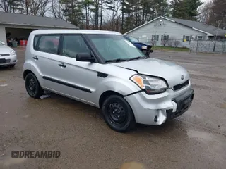 2011 Kia Soul with VIN KNDJT2A15B7319127, listed as a IAAI auction lot 41899511 with 210,660 mi miles. Bid and sale history available at carsss.com. Image 1.