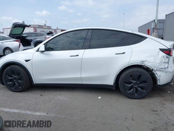 2021 Tesla Model Y Long Range with VIN 5YJYGDEE3MF081304, listed as a IAAI auction lot 42119270 with 90,521 mi miles. Bid and sale history available at carsss.com. Image 14.