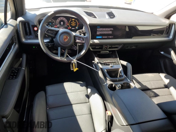 2024 Porsche Cayenne z VIN WP1AA2AY0RDA11814, wystawiony jako Copart lot #45279905 z przebiegiem 4 497 mil mil oraz Szkoda całkowita • Salvage title. Historia ofert i sprzedaży dostępna na DreamBid. Obrazek 8.