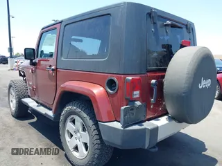 2010 Jeep Wrangler Sahara z VIN 1J4AA5D14AL125062, wystawiony jako IAAI lot #42418736 z przebiegiem 90 839 mil mil oraz . Historia ofert i sprzedaży dostępna na DreamBid. Obrazek 3.