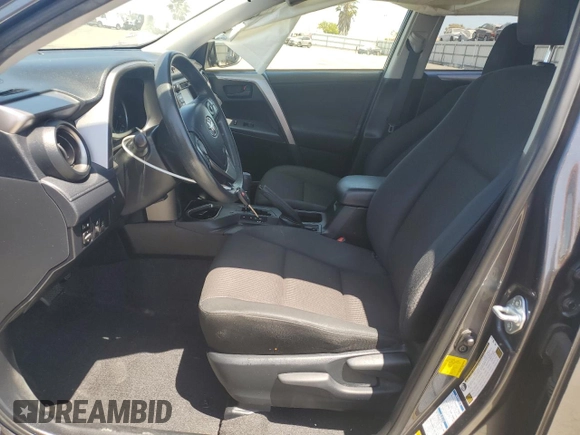 2018 Toyota RAV4 LE z VIN JTMBFREV8JJ259069, wystawiony jako Copart lot #61106715 z przebiegiem 56 770 mil mil oraz Szkoda całkowita • Salvage title. Historia ofert i sprzedaży dostępna na DreamBid. Obrazek 7.