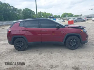 2022 Jeep Compass Latitude z VIN 3C4NJCBB2NT210970, wystawiony jako IAAI lot #42302790 z przebiegiem 27 999 mil mil oraz . Historia ofert i sprzedaży dostępna na DreamBid. Obrazek 13.