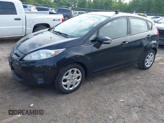 2013 Ford Fiesta SE z VIN 3FADP4EJ0DM149488, wystawiony jako IAAI lot #42373815 z przebiegiem 195 835 mil mil oraz . Historia ofert i sprzedaży dostępna na DreamBid. Obrazek 2.
