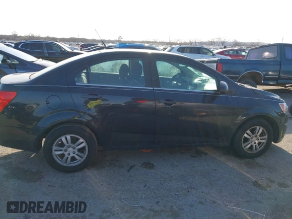 2014 Chevrolet Sonic LT z VIN 1G1JC5SH7E4127137, wystawiony jako IAAI lot #41838678 z przebiegiem 116 415 mil mil oraz . Historia ofert i sprzedaży dostępna na DreamBid. Obrazek 13.