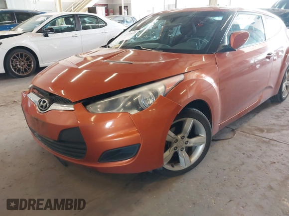 2013 Hyundai Veloster w/Black Int z VIN KMHTC6AD3DU143656, wystawiony jako IAAI lot #42139839 z przebiegiem 121 392 mil mil oraz . Historia ofert i sprzedaży dostępna na DreamBid. Obrazek 6.