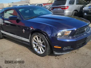 2010 Ford Mustang V6 z VIN 1ZVBP8AN3A5163224, wystawiony jako Copart lot #85790244 z przebiegiem 80 519 mil mil oraz Czysty tytuł • Clean title. Historia ofert i sprzedaży dostępna na DreamBid. Obrazek 1.